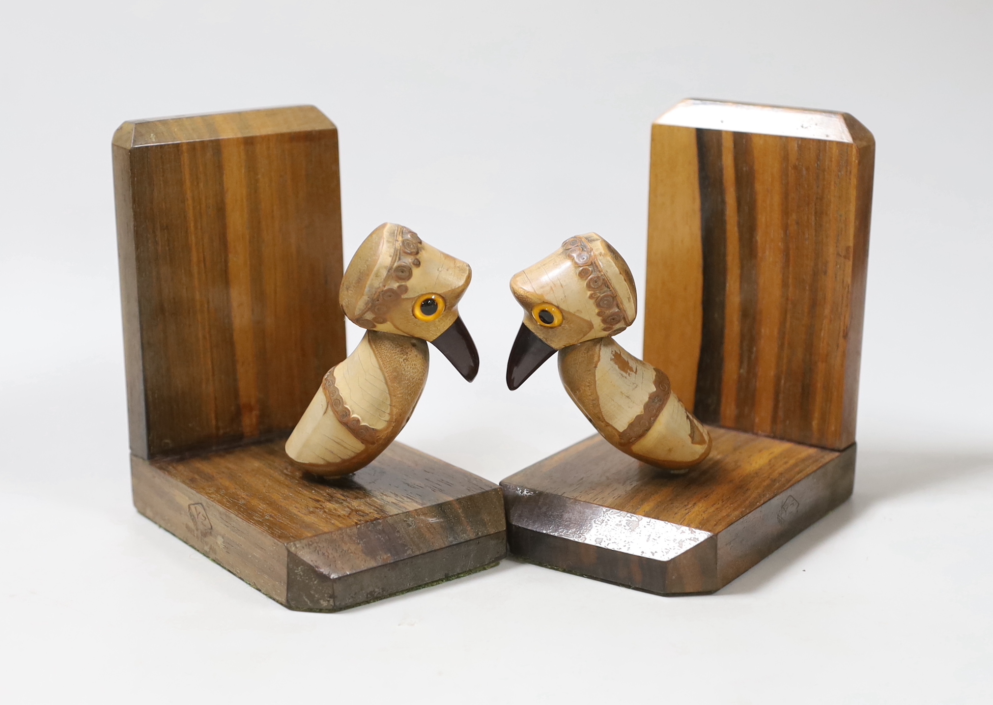 A pair of Henry Howell YZ bird bookends with cherry amber bakelite beaks, 12.5cm high